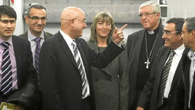 En la imagen, el obispo Joan Piris junto al resto de miembros del patronato del Museo de Lérida.