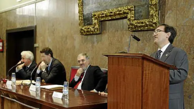 Ángel Dolado durante su intervención en la Facultad de Derecho de Zaragoza.