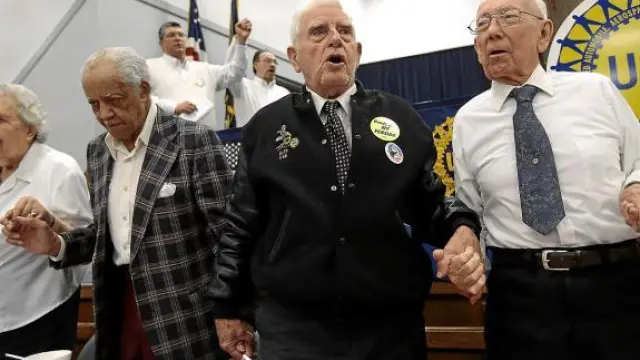 Homenaje a los más veteranos de GM que brindó el sindicato UAW en Flint (Michigan) al cumplirse 72 años de la firma del primer convenio con la multinacional