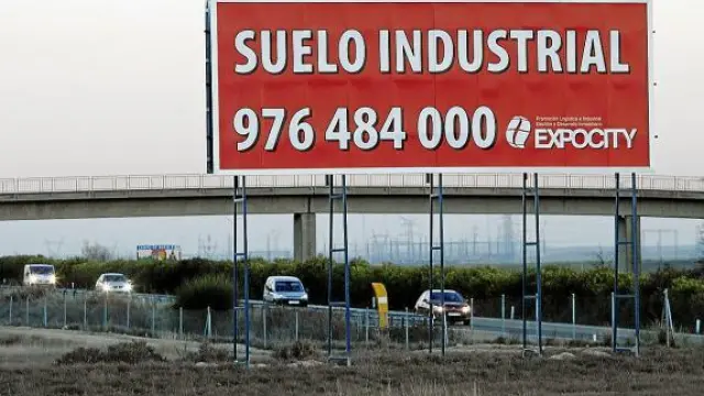 Cartel promocional en los terrenos de la futura plataforma, junto a la autopista de Logroño.