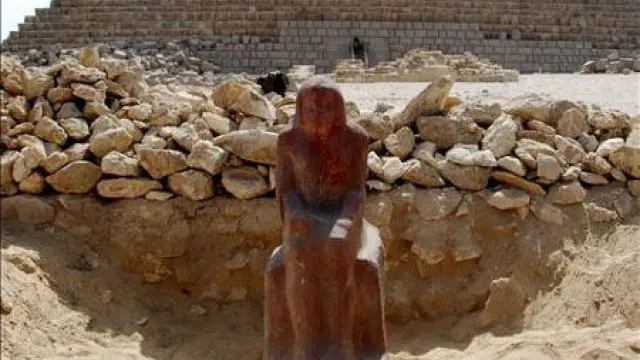 Hallan una estatua de más de 4.500 años cerca de las tres pirámides de Guiza