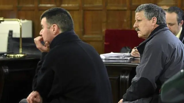 Carlos P. A., a la derecha, y Roberto A., durante la sesión del juicio celebrado ayer.