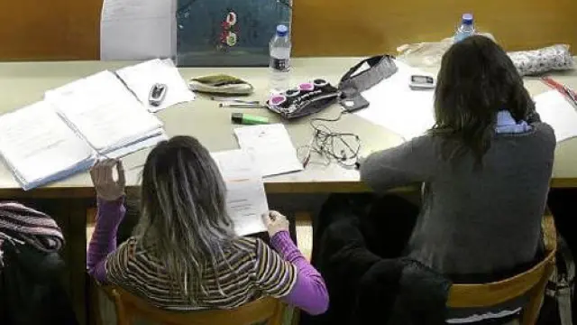 Dos jóvenes preparan sus exámenes en la biblioteca de Aragón