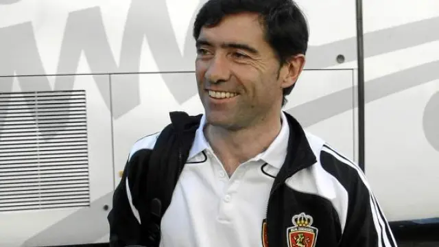 Marcelino, con gesto risueño, sube al autobús que llevó al equipo a Vitoria.