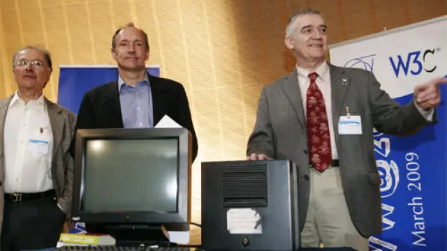 Tim Berners-Lee, en el centro, junto al primer servidor web de la historia