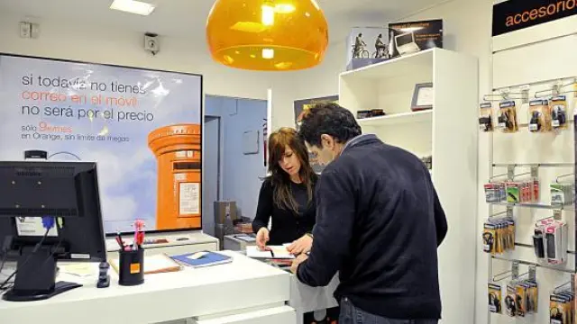 Oceanía Sopeña atiende a un cliente en la tienda de Orange en General Sueiro.