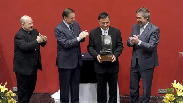Manuel Ureña, Marcelino Iglesias y Juan Alberto Belloch, junto a Gervasio Sánchez.