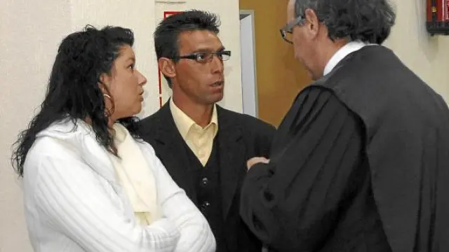 Ramón Díaz Heredia, entre su esposa y su abogado, ayer, antes del juicio en su contra.
