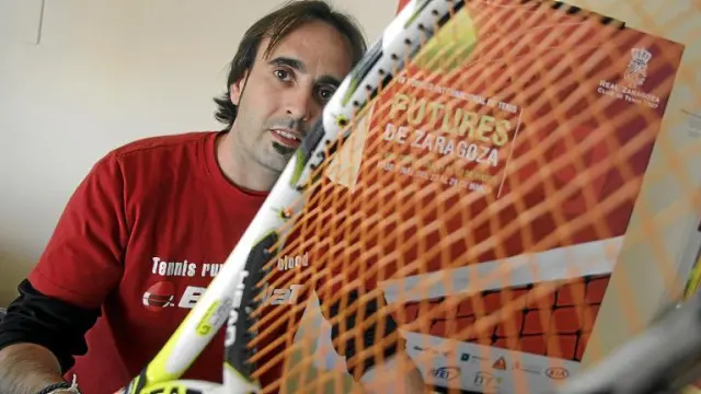 El encordador Gorka Alday, ayer en las instalaciones del Real Zaragoza Club de Tenis.