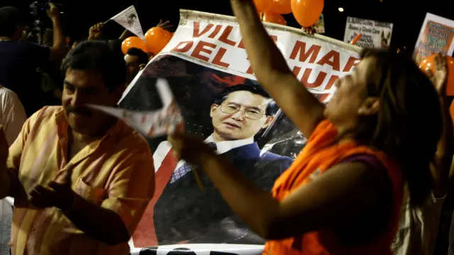 Manifestación por las calles de Lima a favor de la inocencia de Fujimori
