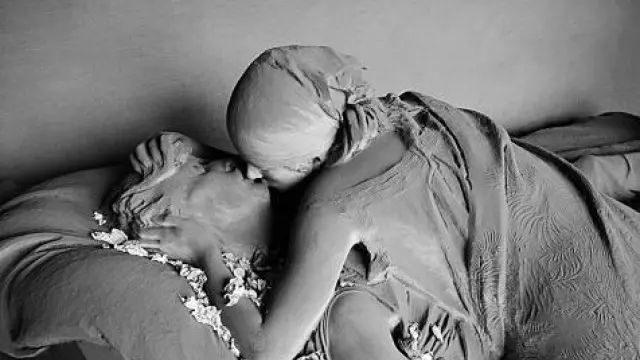El beso de dos figuras de una estatua funeraria en el cementerio de Milán, 2005.