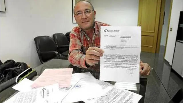Miguel Villarroya muestra la notificación del embargo de parte de su salario