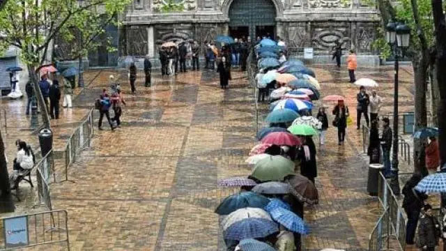 A pesar de la lluvia, cientos de ciudadanos acudieron a ver los Pasos del Santo Entierro