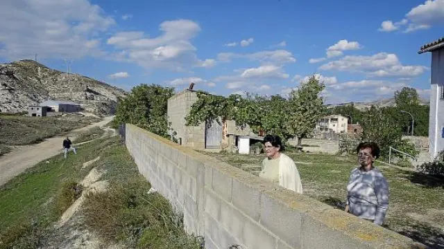 Dos vecinas de Villalba Baja observan el paraje donde está proyectada la variante, junto a su casa.