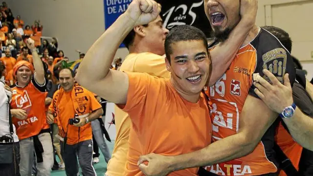 Los aficionados desplazados a Almería desde Teruel se funden en un abrazo con el jugador del CAI Teruel Ualas.