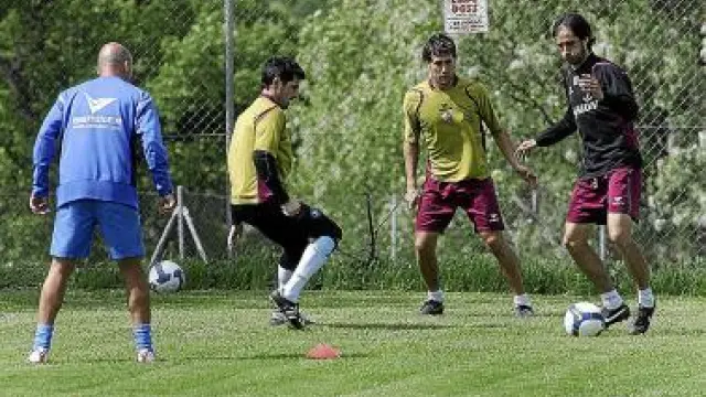 Rodri, con el balón, se entrena junto a Eduardo y Edu Roldán.