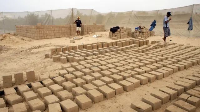Ciudadanos de Gaza construyen grandes ladrilllos de barro