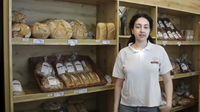Laura Marcén, de la empresa Ecomonegros, en su panadería de Zaragoza