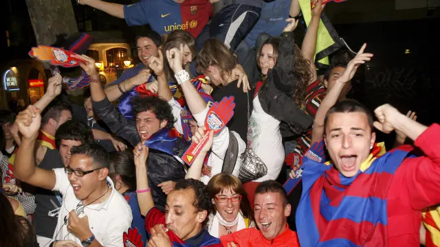Aficionados del Barcelona celebran el título en la calle