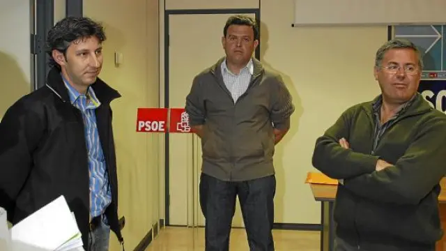 El alcalde de San Agustín, en el centro, con sus homólogos de Mora -izda.- y Alcalá en la sede del PSOE.