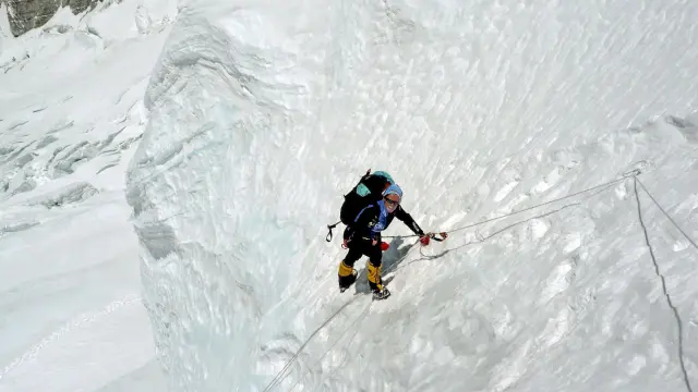 Edurne Pasabán hace cumbre en la tercera cima más alta del planeta