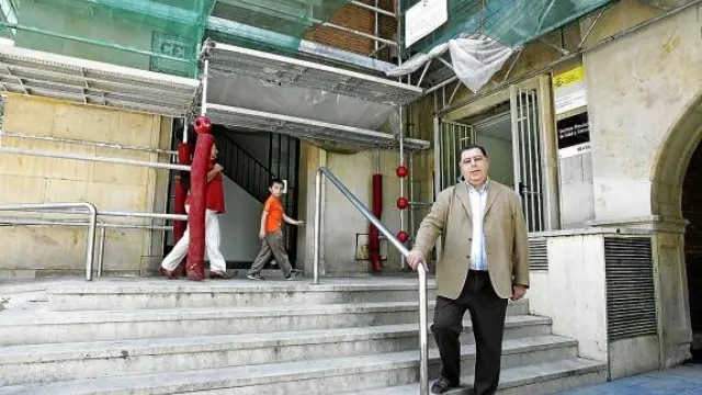 El presidente vecinal del Casco Histórico, Abad, ante el ambulatorio antiguo, con obras en la fachada.