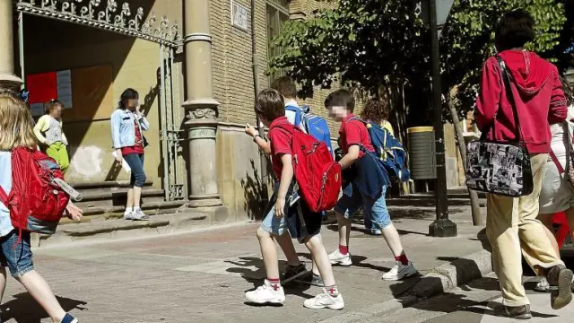 Un grupo de alumnos de Educación Primaria, ayer a la salida del colegio Gascón y Marín de Zaragoza.