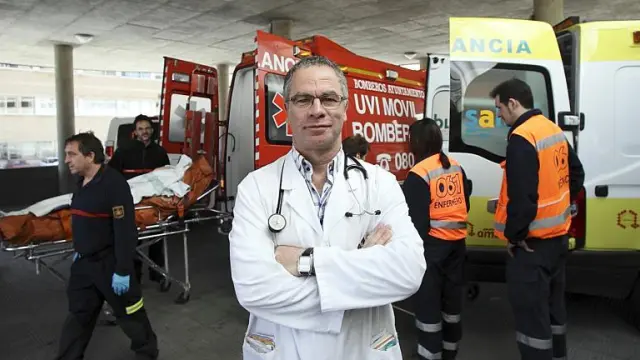 Miguel Rivas, en la puerta de Urgencias del Clínico. Una paciente acababa de llegar y había unas cuantas ambulancias allí.