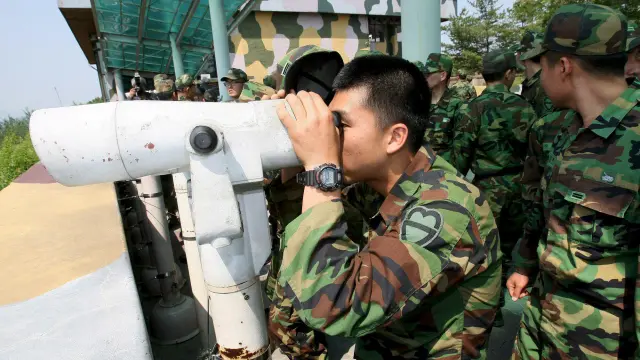 Soldados surcoreanos vigilan la fontera con Corea del Norte