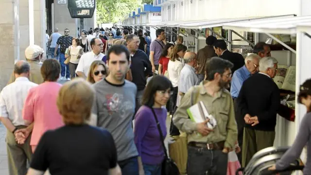 Decenas de personas se congregaron ayer alrededor de las casetas en una nueva edición de la Feria del Libro de Zaragoza.