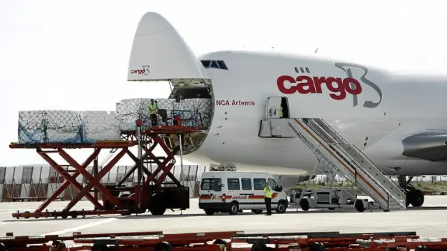 El Jumbo 747 de la compañía Cargo B, en plena descarga en el aeropuerto, el pasado jueves.