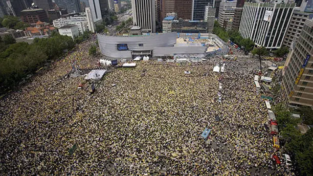 Una multitud despedía en Corea del Sur a su ex presidente