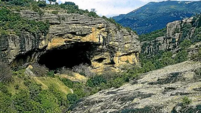 Entrada a la cueva de Chaves, en Bastarás, en la que se ha arrasado un yacimiento neolítico.