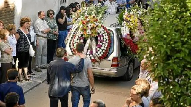 Cientos de personas acudieron ayer tarde al funeral.