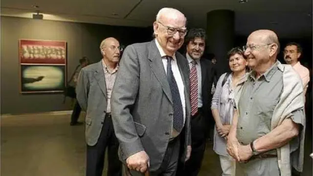 José Luis Borau (izda.) y Theo Angeolopoulos coincidieron en la inauguración de la exposición