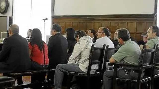 Los ocho acusados, ayer en la sala de vistas de la Audiencia.