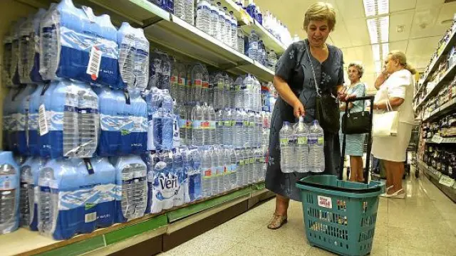Mari Luz Quintián compra agua en un supermercado.