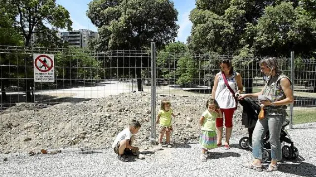 Las obras terminarán en cinco meses y costarán 997.400 euros. Sonia Bielsa y Elisa Perales, en la imagen con sus hijos, se quejan de la fecha de las obras y de que no se haya hecho en más fases.