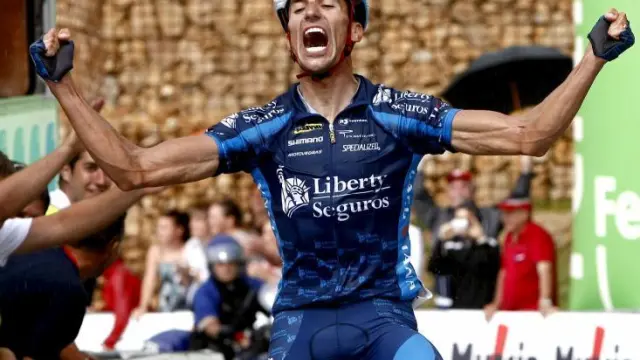 El ciclista del Liberty Seguros Rubén Plaza celebra su triunfo en el Campeonato de España de ciclismo en ruta celebrado en Cantabria.