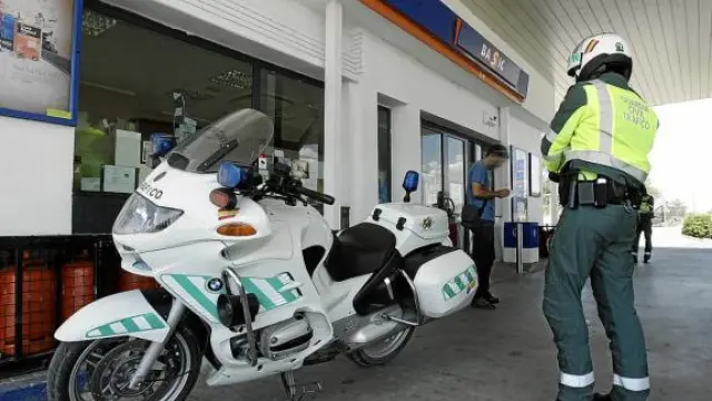 La Guardia Civil saliendo ayer de la gasolinera para 'peinar' carreteras y pueblos cercanos.