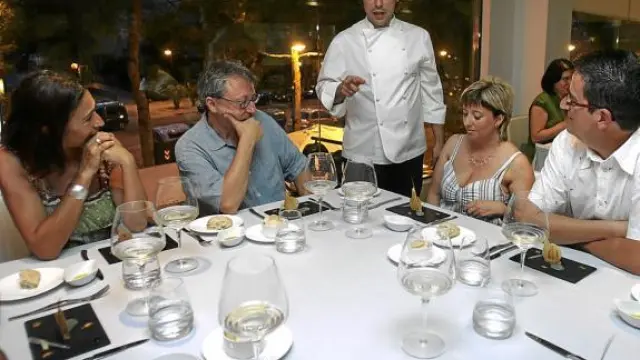David Boldova, chef del Novodabo, explica a los clientes la 'Terrina casera de foie gras'.