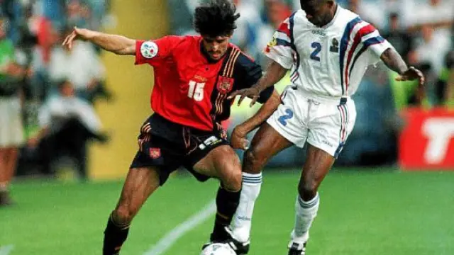 Caminero, en su etapa de jugador, con la camiseta de la selección española en la Eurocopa de 1996.