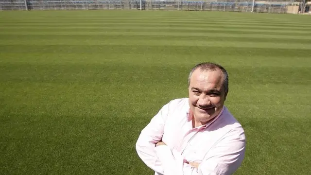 Ernesto Bello posa en uno de los campos de fútbol de la Ciudad Deportiva del Real Zaragoza.