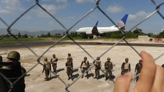 El aeropuerto Internacional de Toncontin vigilado por militares