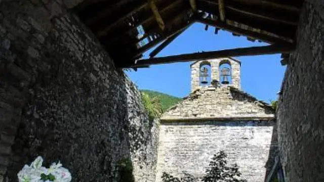 Iglesia de San Vicente Mártir de Aruej. Iglesia románica del siglo XI, cuya techumbre está también derruida. Los muros y el ábside están a punto de caerse.
