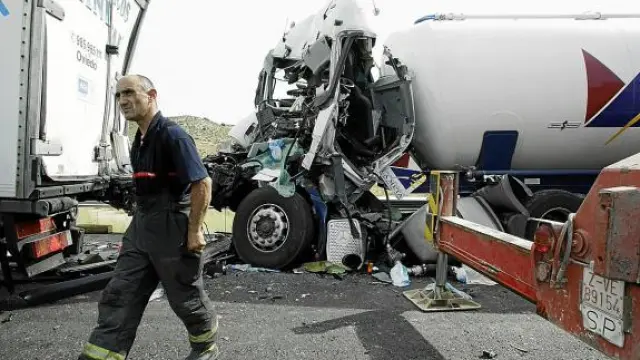 La cabina del camión que conducía el hombre fallecido quedó destrozada.