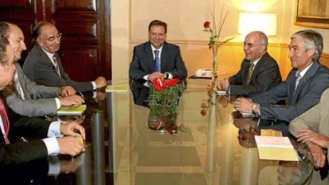 Imagen de archivo de la reunión que mantuvo el presidente Iglesias con las cajas de ahorros aragonesas hace unos meses.