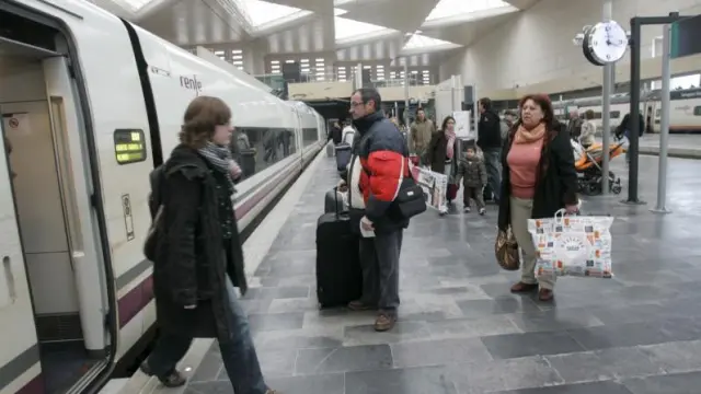 En la imagen, un AVE con origen Madrid y destino Barcelona en la estación de Zaragoza.