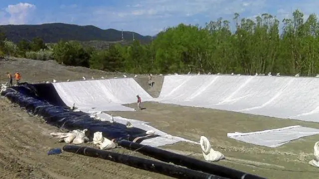 Una balsa en construcción del vertedero de Sardas, donde se sigue invirtiendo para descontaminar.