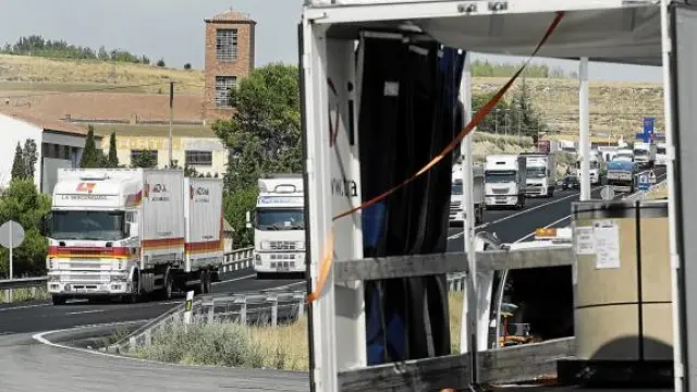 El camión que el miércoles estuvo a punto de perder una bobina de 12 toneladas, ayer, en Peñalba.
